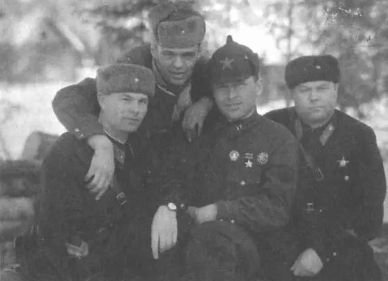 Там же Слева направо командир батальона Борисов замполит полка капитан - фото 16