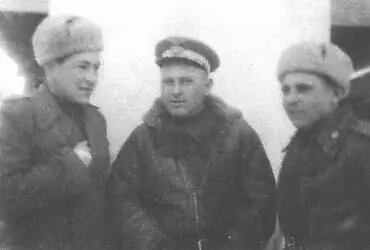 Слева направо военврач 150го гиап капитан Колосков командир полка полковник - фото 22