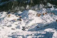 Базовый лагерь и вправду напоминал архипелаг Он был расположен на морене прямо - фото 5