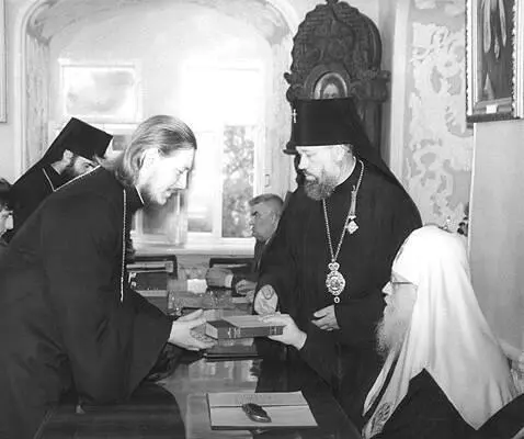 Святейший Патриарх Пимен вручает диплом об окончании Московской Духовной - фото 2
