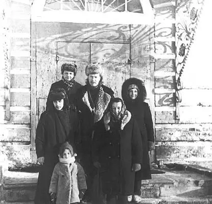 На пороге храма Святой Троицы села ГолочеловоСлева в первом ряду протоиерей - фото 8