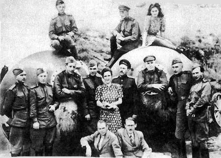 На базе огневых испытаний двигателей в Леестене Стоят третий слева - фото 10