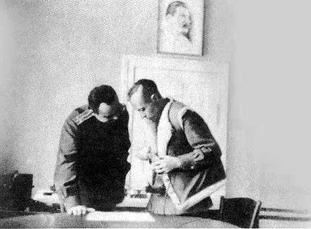 ЕМКурило показывает СПКоролеву очередную находку Бляйхероде 1946 год В - фото 15