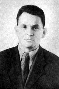 ВПМишин 1947 год ЕМКурило показывает СПКоролеву очередную находку - фото 13
