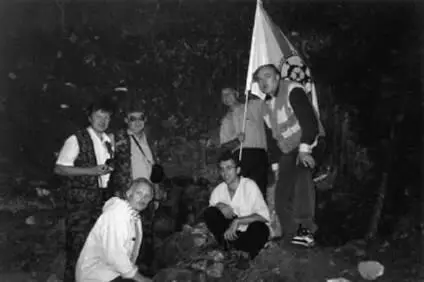 Рис 29 Авторы книги у заваленной пещеры близ Алексина на Оке Возможно одно - фото 33