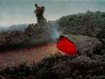 Горящая лава вырывается из туннеля который уходит далеко в глубину - фото 21