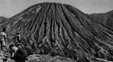 Уснувший вулкан Баток возвышается в обширной кальдере Тенгера Ява Баток - фото 33