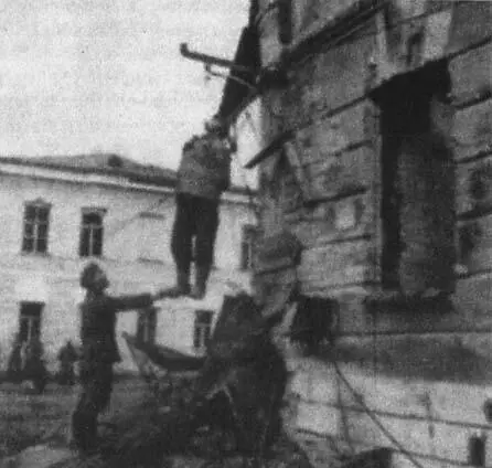 Солдаты вермахта с удовольствием фотографировались на фоне своих жертв О да - фото 8