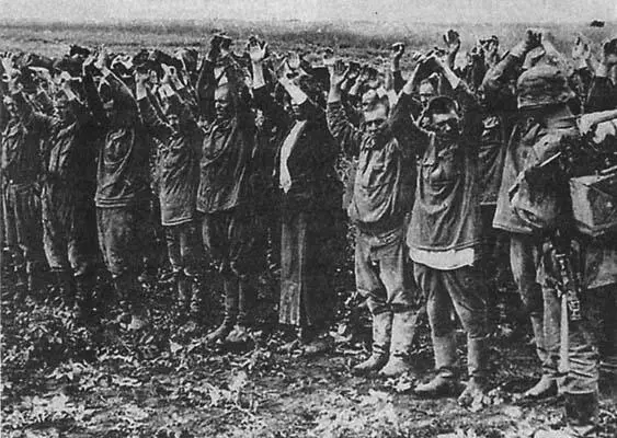 Подпись под этой пропагандистской фотографией гласит Среди пленных советских - фото 22