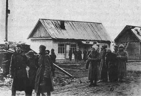 Группа советских военнопленных в одном из населенных пунктов Часть захваченных - фото 24