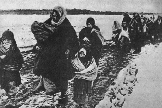 Толпы женщин и детей бродили по бездорожью в поисках куска хлеба и крыши над - фото 46