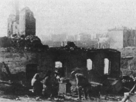 Жители возвращаются в освобожденный Смоленск сентябрь 1943 г Когда наконец - фото 70