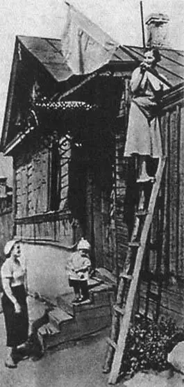 Красный флаг над домом в освобожденном Орле символ победы и свободы Возле - фото 72