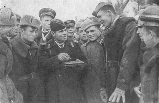 После успешного боевого вылета Первый слева С Кныш четвертый В Акимов - фото 3