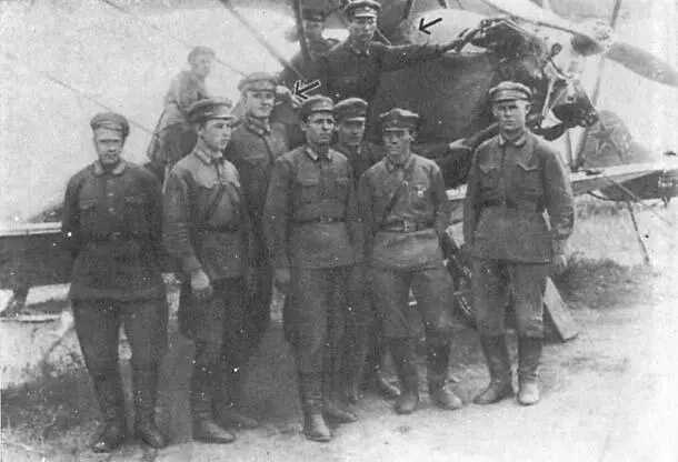 Группа курсантов Луганской военной школы летчиков На снимке отмечены Т Т - фото 7