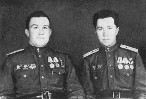 Техники звеньев Г Т Жорник слева и П А Алексеенко 1942 г В полк - фото 15