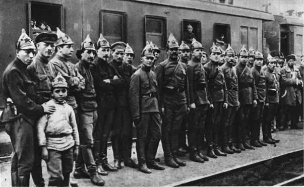 М Н Тухачевский и Г К Орджоникидзе у захваченного Красной Армией поезда - фото 2