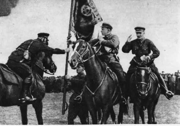 М Н Тухачевский на праздновании десятилетия 4й кавалерийской дивизии 1929 - фото 6