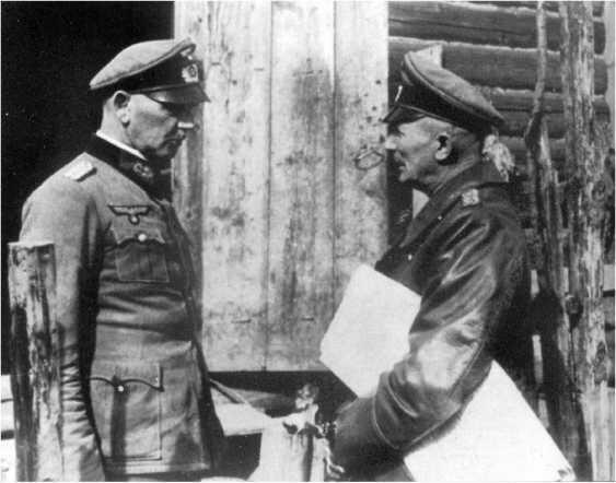 Генералфельдмаршал Федор фон Бок справа и командир 197й пехотной дивизии - фото 2