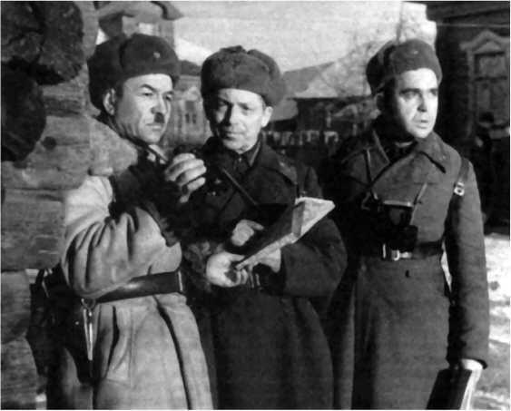 Командир 316й сд генералмайор ИВ Панфилов слева с офицерами штаба - фото 4