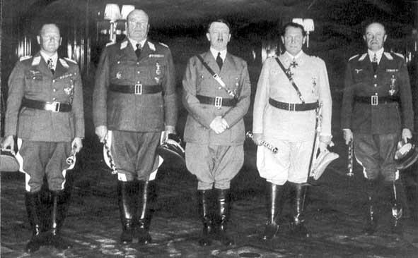 А Гитлер и командование Люфтваффе рейхсмаршал Г Геринг фельдмаршалы слева - фото 8