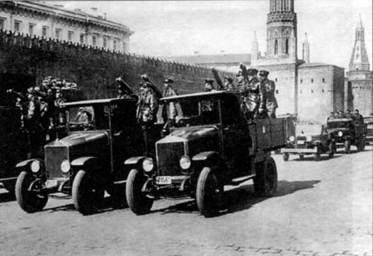 Грузовики АМОФ15 с пулеметами максим проходят по Красной площади 1 мая 1932 - фото 2