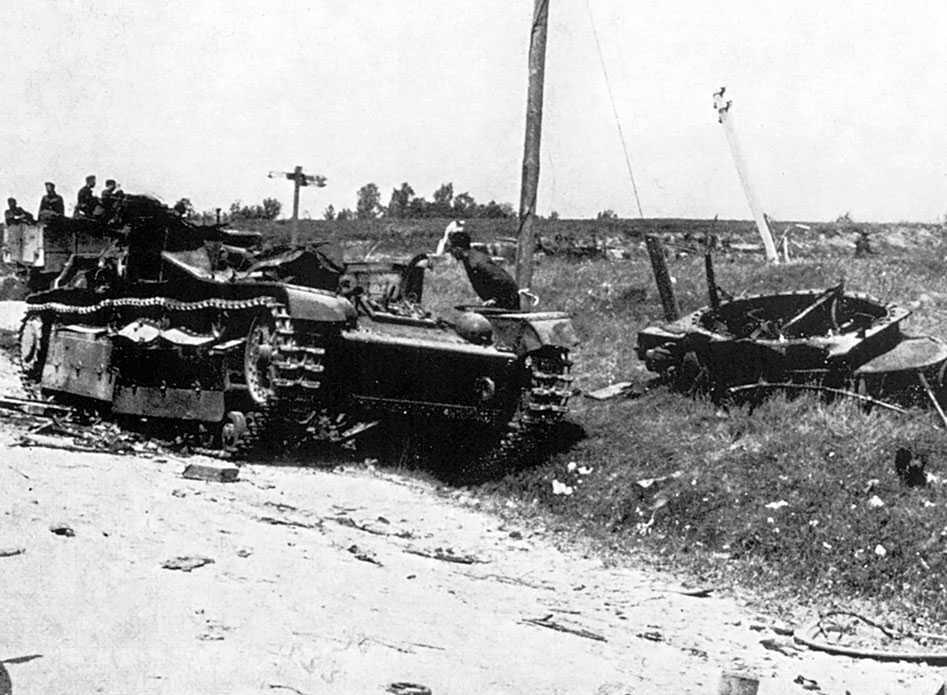 Разрушенный взрывом боекомплекта танк Т28 Взрывом были сорваны все три башни - фото 1