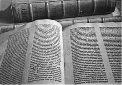 Со времен изобретения книгопечатания Библия часто бывала первой печатаемой в - фото 1