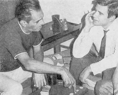 Известный бразильский тренер и журналист Жоан Салданья слева беседует с - фото 1