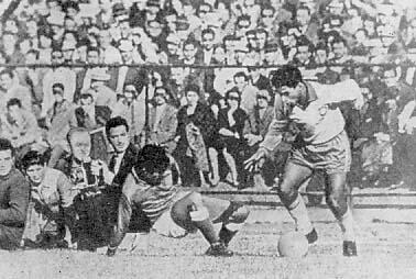 Первенство мира 1962 года Гарринча в матче против хозяев поля сборной Чили - фото 24
