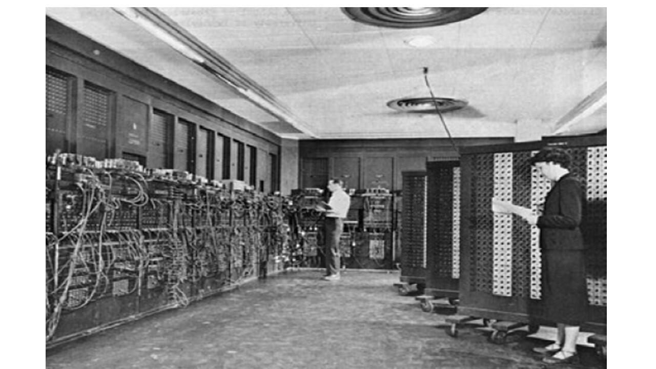Как вы можете видеть на этом слайде ENIAC был большой машиной которая весила - фото 3