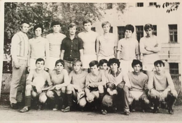 Команда Стрела 1984 год я в перчатках в нижнем ряду Окончив футбольную - фото 2