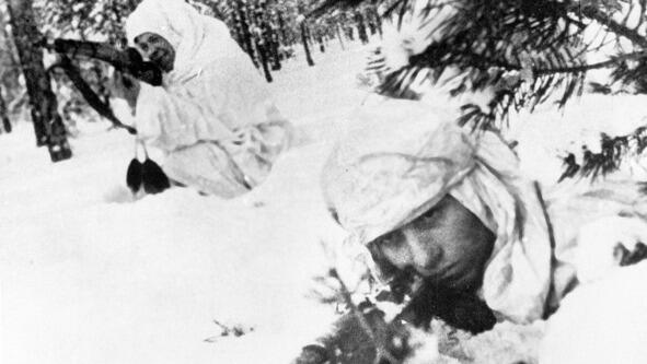 Бойцы отдельного лыжного батальона Красной Армии занимают огневую позицию 1939 - фото 13