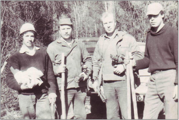 Первый состав отряда Поиск 1990 г Слева направо П Сапогов А Фёдоров Ю - фото 2