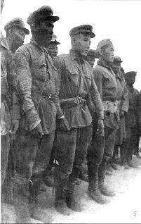 6 Советский солдат из состава сводного отряда Быкова выносит с поля боя - фото 5