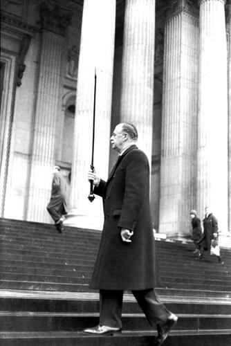 АнриКартье Брессон Похороны Черчилля 1955 Фоторепортаж предполагает некую - фото 2