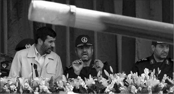 Махмуд Ахмадинежад слева с командующим Иранской революционной гвардией - фото 2