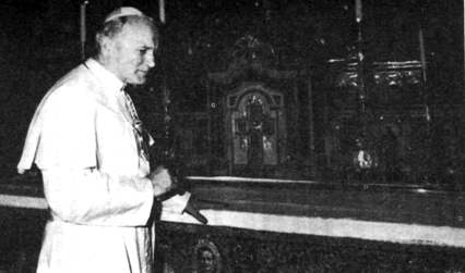 ИоаннПавел II перед алтарем за которым находятся почитаемые останки Святого - фото 1