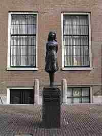 Памятник Анне Франк в Амстердаме Жизнь в убежище В мае 1940 г Германия - фото 1
