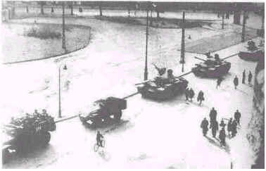 Советские танки на улицах Будапешта ноябрь 1956 г Руководитель мятежников - фото 7