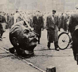 Разрушение статуи Сталина Будапешт октябрь 1956 г Советские танки на - фото 16