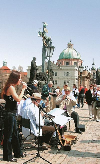 На Карловом мосту туристов развлекают музыкальные ансамбли Витраж собора - фото 2