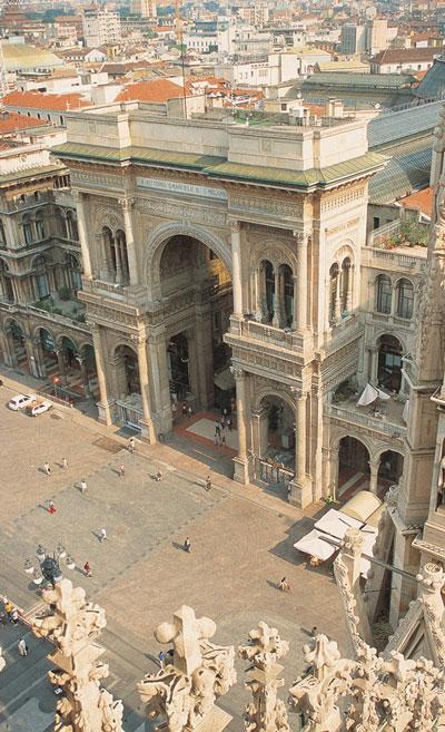 Вид с крыши собора на Соборную площадь и на портал торгового пассажа Галерея - фото 8