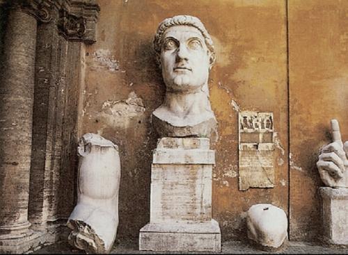 Мраморные фрагменты колоссальной статуи императора Константина I во дворце - фото 12