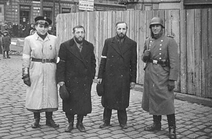 Фото на память еврейский полицейский два еврея и немецкий охранник - фото 2