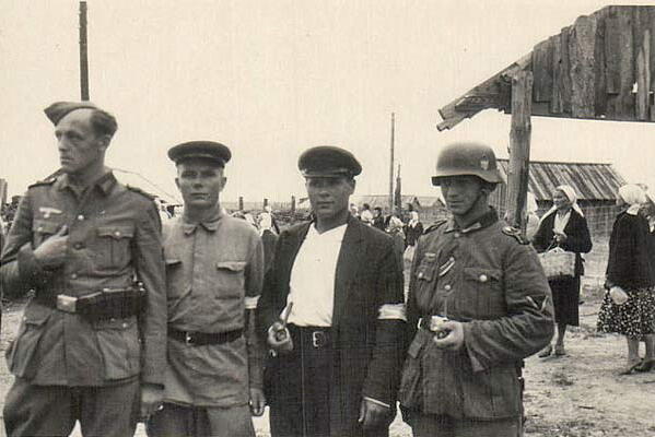 Витебск Беларусь 1941 год С повязками первые советские полицаи - фото 1