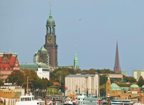 Панорама города с башней Михеля и пристанью Ландунгсбрюкен справа Ок 14 - фото 7