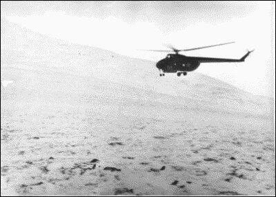 Вертолет у горы Холатчахль Поисковики вернулись на перевал и встретили - фото 26