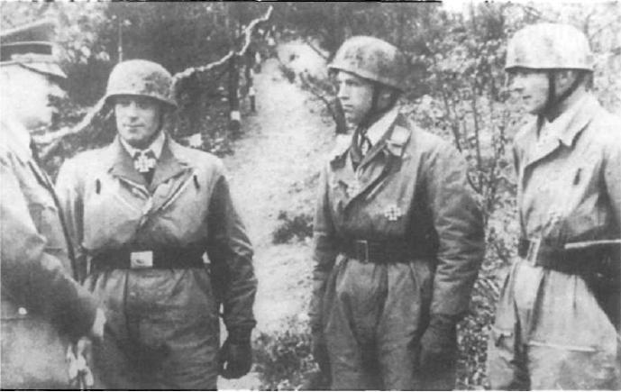 Гитлер поздравляет офицеровпарашютистов награжденных после операции по - фото 2