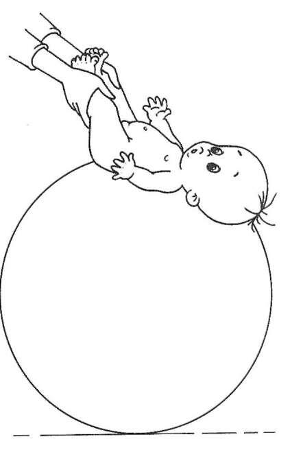 6 Положите мяч на стол Держите ребёнка перед собой в вертикальном положении - фото 7
